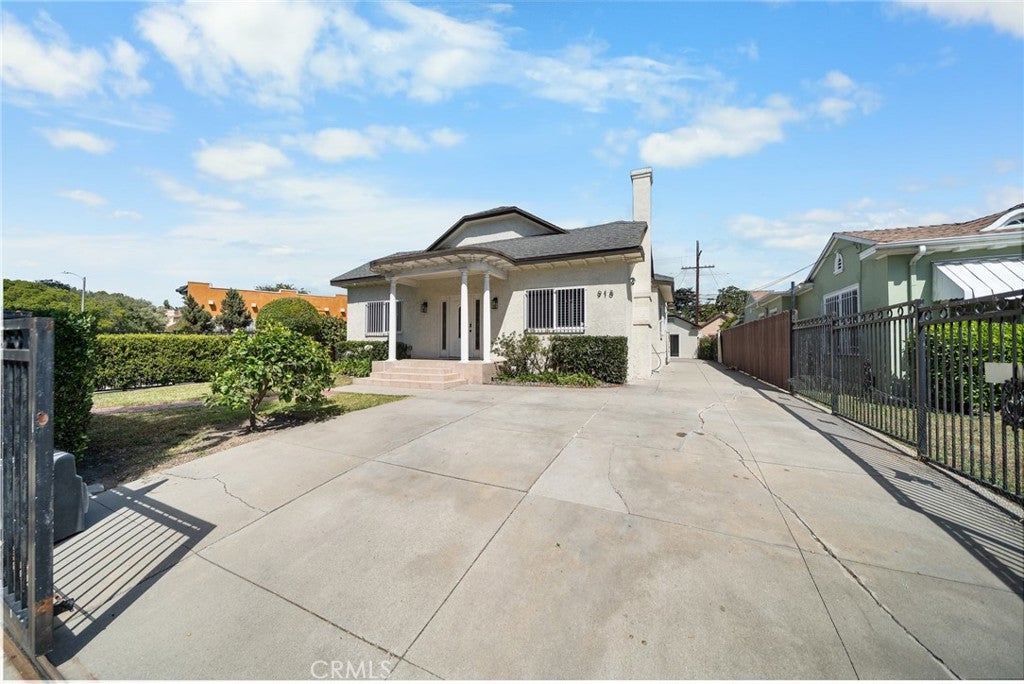 Photo of 918 5th AVE, Los Angeles, CA 90019 (MLS # WS26116260)