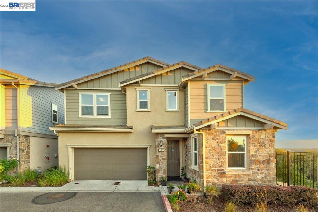 2813 Randall Loop