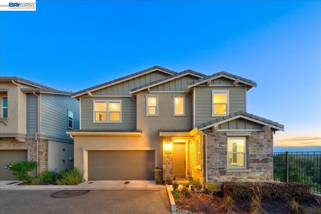 2813 Randall Loop