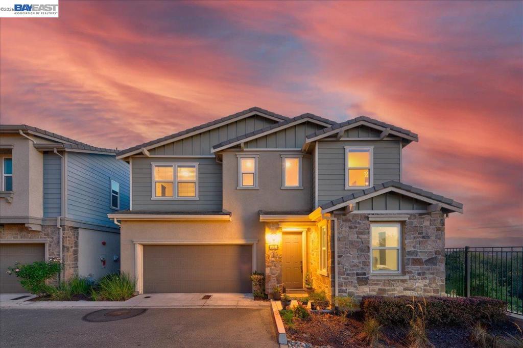 2813 Randall Loop
