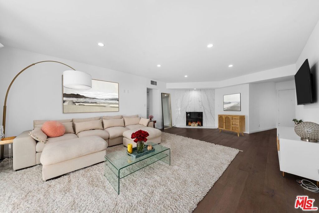Photo of 11970 Montana Avenue #207, Los Angeles, CA 90049 (MLS # 25566939)
