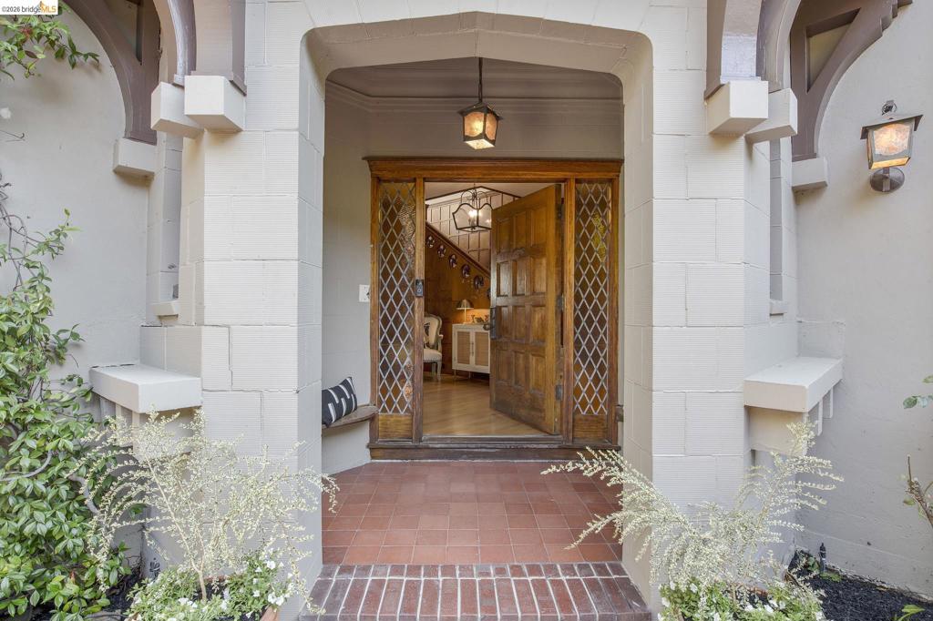 2737 Claremont Blvd