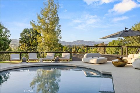 Photo of 23202 Aetna Street, Woodland Hills, CA 91367 (MLS # SR26067504)