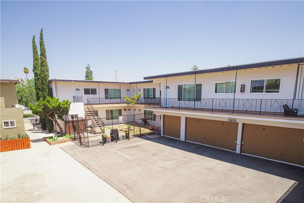 218 W Wilson Avenue