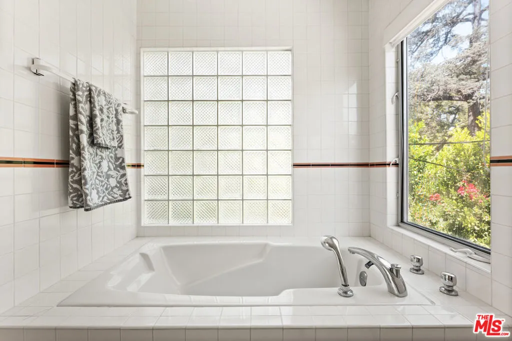 Los Angeles, California 90046, United States, 4 Bedrooms Bedrooms, ,4 BathroomsBathrooms,Residential,Active,213461