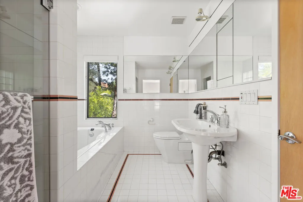 Los Angeles, California 90046, United States, 4 Bedrooms Bedrooms, ,4 BathroomsBathrooms,Residential,Active,213461