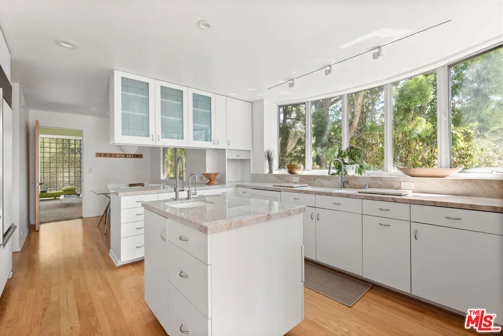 Los Angeles, California 90046, United States, 4 Bedrooms Bedrooms, ,4 BathroomsBathrooms,Residential,Active,213461