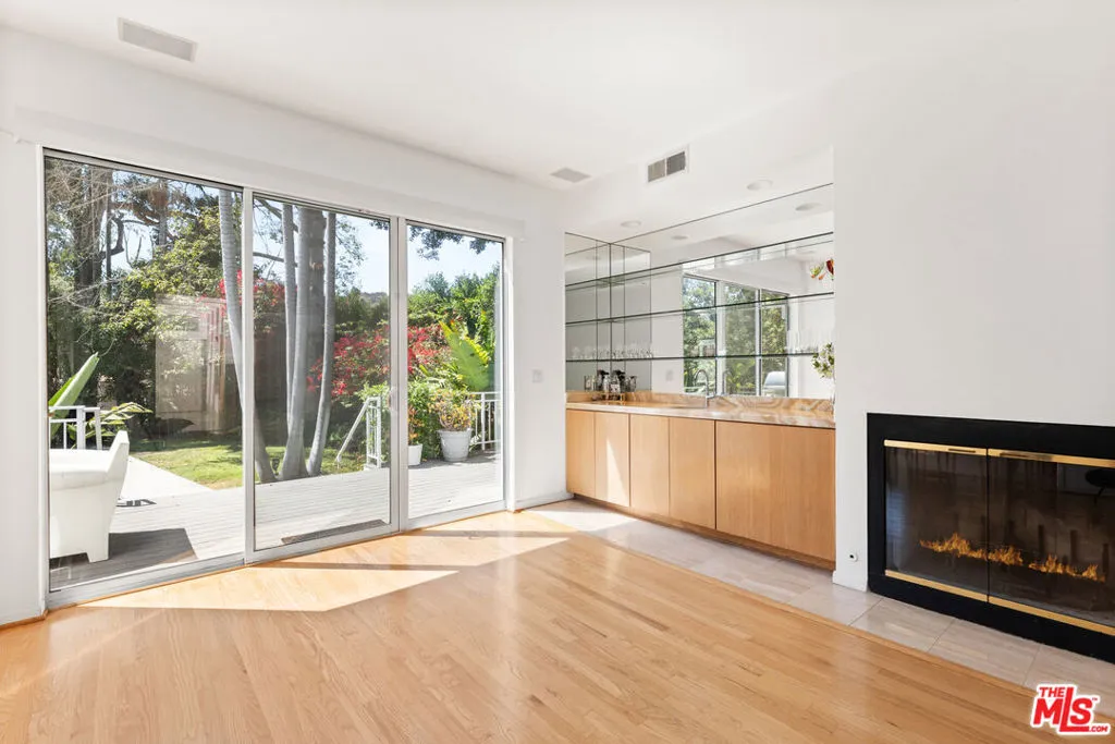 Los Angeles, California 90046, United States, 4 Bedrooms Bedrooms, ,4 BathroomsBathrooms,Residential,Active,213461