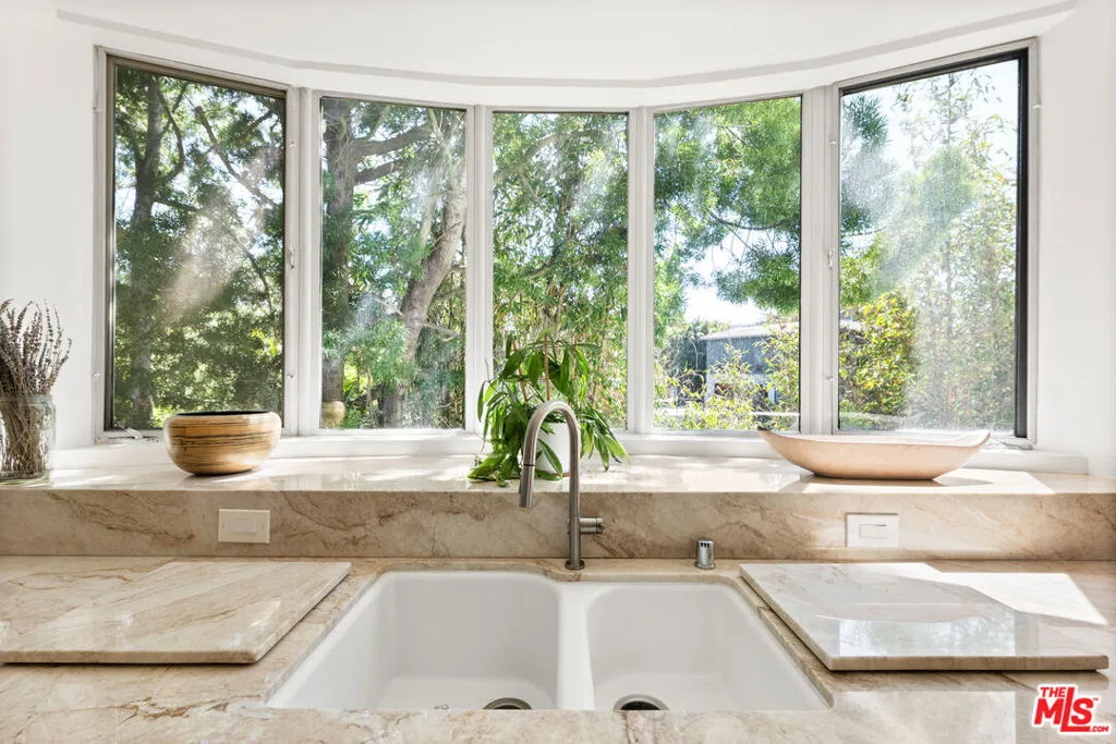 Los Angeles, California 90046, United States, 4 Bedrooms Bedrooms, ,4 BathroomsBathrooms,Residential,Active,213461