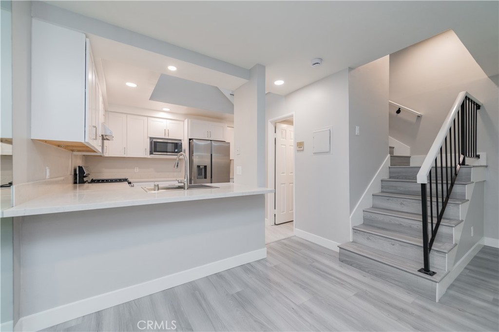 Completely remodeled tri-level townhome in Glendale! This 2 bedroom, 2.5 bath home features a split-level layout with the bedrooms located on different floors, offering added privacy and flexibility. The brand-new kitchen showcases stainless steel appliances, while all the bathrooms have been fully updated with modern finishes. Bright interiors, new flooring, and ample storage throughout. The unit also includes 2 reserved parking spaces in a gated community garage. Conveniently located near shopping, dining, and freeway access.