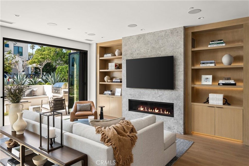 Photo of 412 Heliotrope Ave, Corona Del Mar, CA 92625 (MLS # LG26079147)