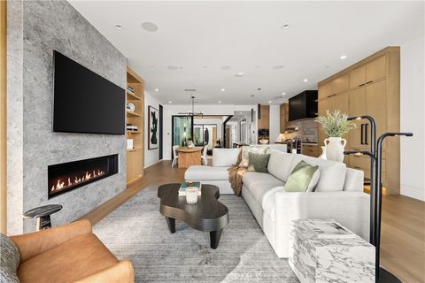 Photo of 412 Heliotrope Ave, Corona Del Mar, CA 92625 (MLS # LG26079147)