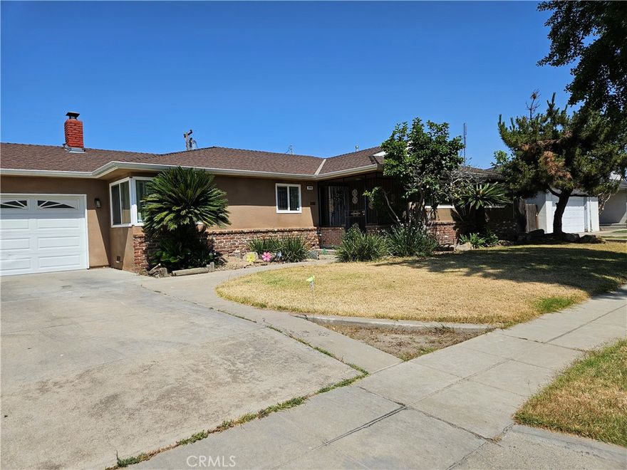 Cute 3 bedroom Headliner home on large lot with sparking pool. Newer tile flooring in Kitchen, living room, family room and hallway installed in 2023. New range (converted to gas) 2023. Pool was re-surfaced in 2023. Drive through garage bay. Close to schools, freeway and shopping.