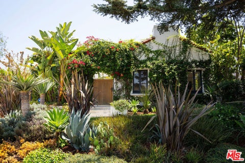 Photo of 140 N Plymouth Boulevard, Los Angeles, CA 90004 (MLS # 26986275)