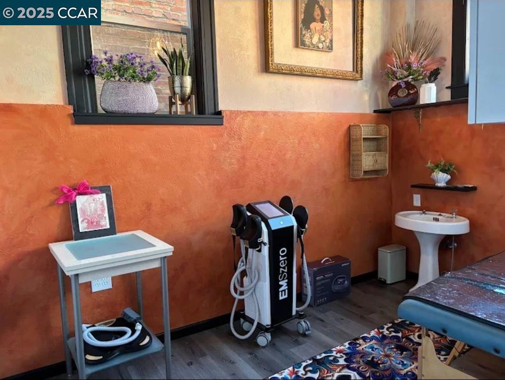 Join a deluxe upscale HEALTH & WELLNESS team in Crockett. Need a private space w/ access to bathrooms, facilitites, Salon, other like-minded services. Consider Luxe Body Image Studio! Lots of foot traffic, surrounded by down town boutique businesses, foodies, entertainment & shopping. We welcome your interest!