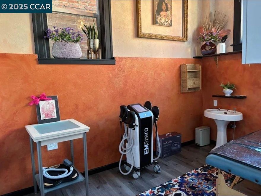 Join a deluxe upscale HEALTH & WELLNESS team in Crockett.  Need a private space w/ access to bathrooms, facilitites, Salon, other like-minded services.  Consider Luxe Body Image Studio! Lots of foot traffic, surrounded by down town boutique businesses, foodies, entertainment & shopping.  We welcome your interest!