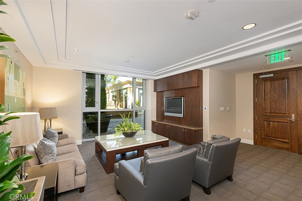 The Plaza (5000 and 8000) (PLZA) - Residential Lease