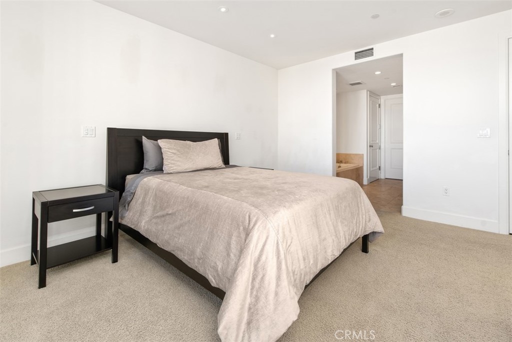 The Plaza (5000 and 8000) (PLZA) - Residential Lease