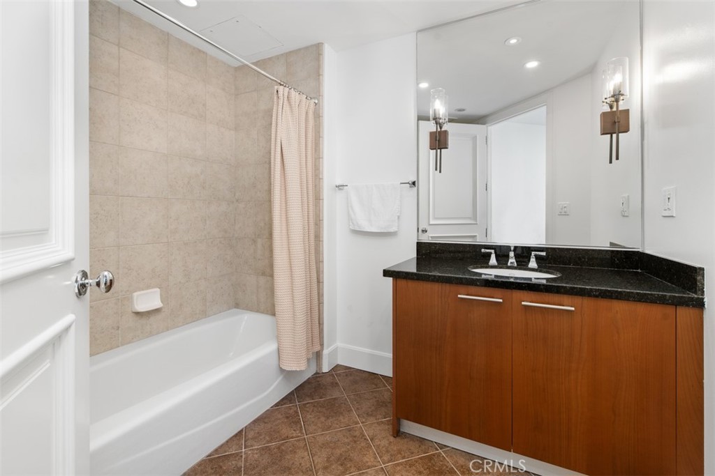 The Plaza (5000 and 8000) (PLZA) - Residential Lease