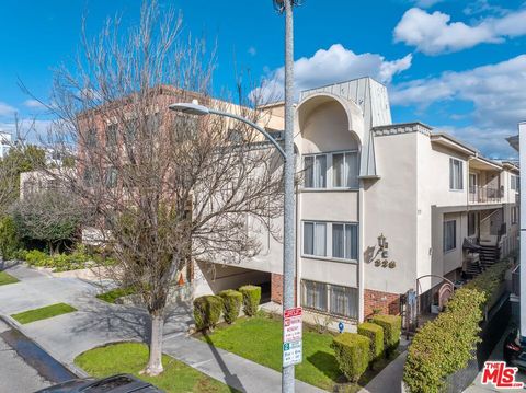 Photo of 328 S Elm Drive #4, Beverly Hills, CA 90212 (MLS # 26657541)