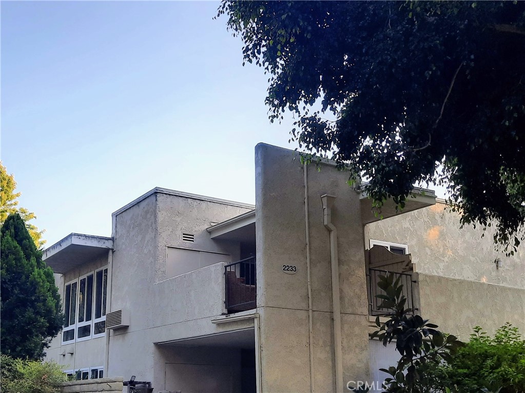 Welcome to this desirable 2 bed/ 1 bath Monterey model, located in the vibrant SENIOR COMMUNITY of Laguna Woods Village. This charming end unit offers a convenient single-level layout with NO-STEP ACCESS from the nearby carport parking, making it easily accessible for all. Inside, you'll find the added convenience of a STACKED WASHER & DRYER, making laundry day a breeze. The dining area and each bedroom are equipped with ceiling fans to keep you cool, while a skylight in the kitchen and a solar tube in the bathroom fill the space with natural light. Energy-efficient DUAL PANE WINDOWS enhance comfort throughout the home. Enjoy the convenience of a large PRIVATE PATIO, complete with a handy storage closet.