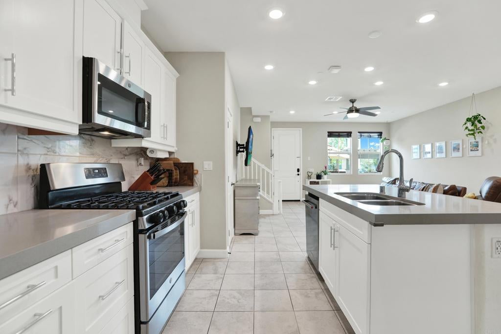 1087 Delpy View