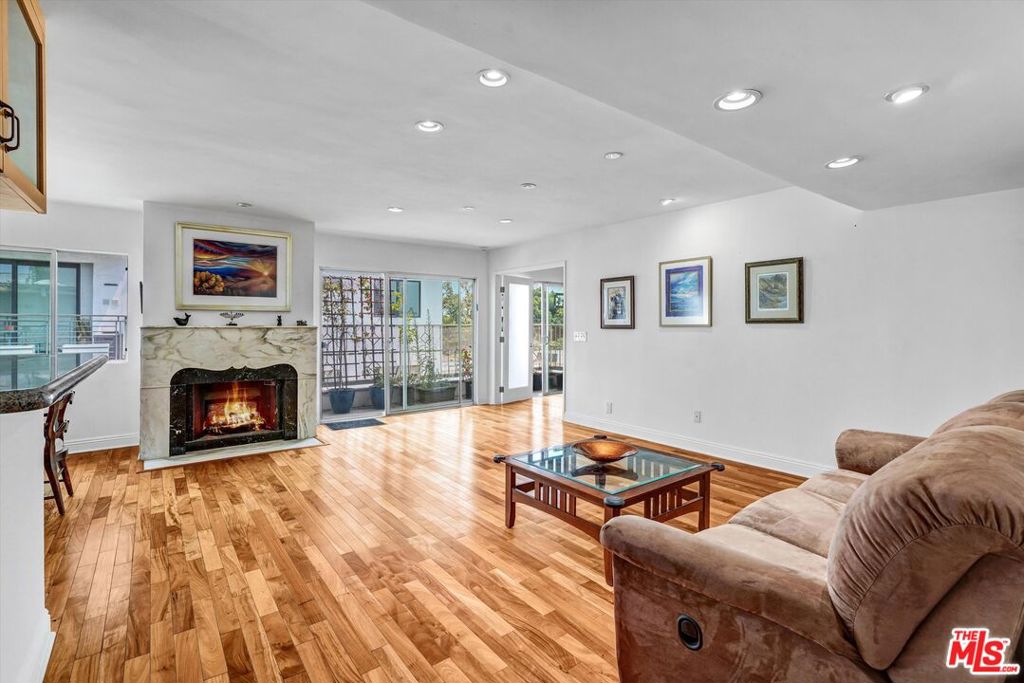 910 S Holt Avenue 305, Los Angeles CA 90035