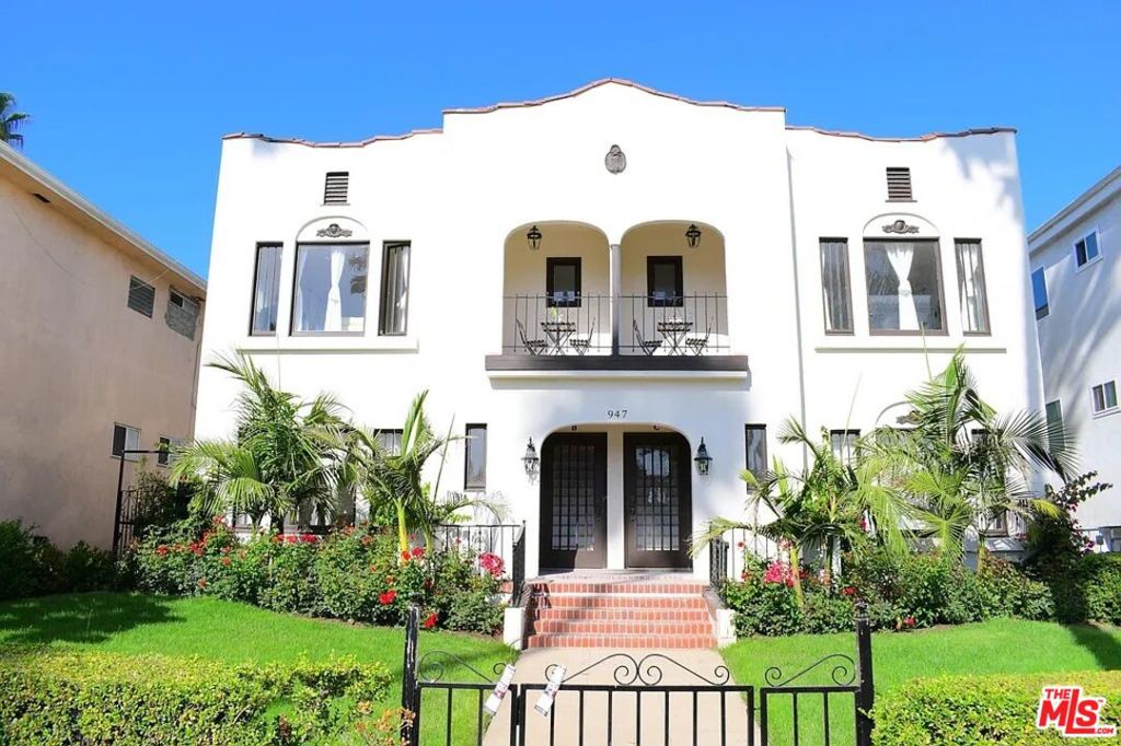 Charming 2Bed/1Bath in 1920s building at 5th & California Ave. Just a couple blocks from all the shops, cafes, and restaurants on Montana Ave Very charming 6 unit property (only 4 units in this building).Gated property. Laundry in-unit. Split system A/C. Large private backyard (fenced in) which overlooks gardens of roses. Beautiful landscaping Newly renovated with hardwood floors throughout, granite countertops, stainless steel appliances. Tumbled marble bathroom. Tons of closet space. Pet friendly. Owner pays water. Tenant pays gas and electricity. 1 yr lease. Pet friendly. Please note that we don't advertise on Craigslist or Facebook.