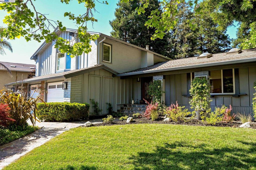 561 Santander Dr