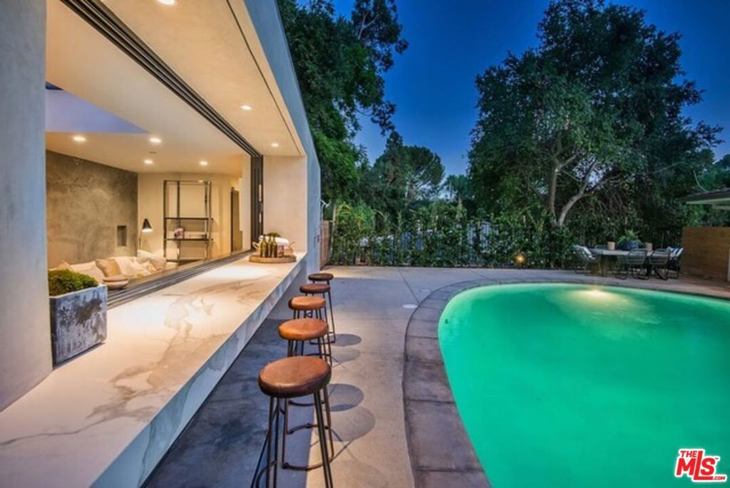 Photo of 16957 Mooncrest Drive, Encino, CA 91436 (MLS # 26662205)