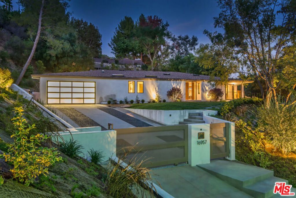 Photo of 16957 Mooncrest Drive, Encino, CA 91436 (MLS # 26662205)