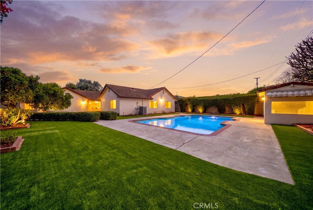 1319 Las Lomas