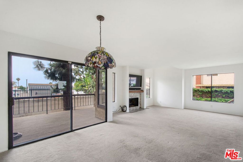 849 E Victoria Street 811