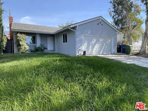Photo of 10846 Scoville Avenue, Sunland, CA 91040 (MLS # 26674331)