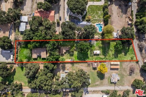 Photo of 16235 Valley Ranch Road, Canyon Country, CA 91387 (MLS # 25620671)