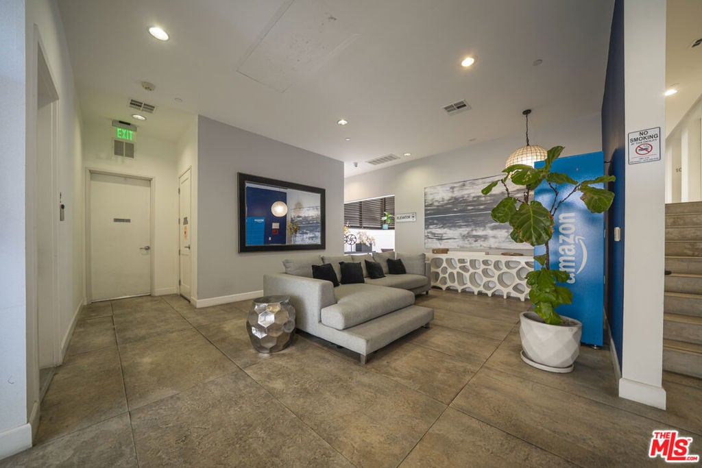 118 S Kenwood Street 105