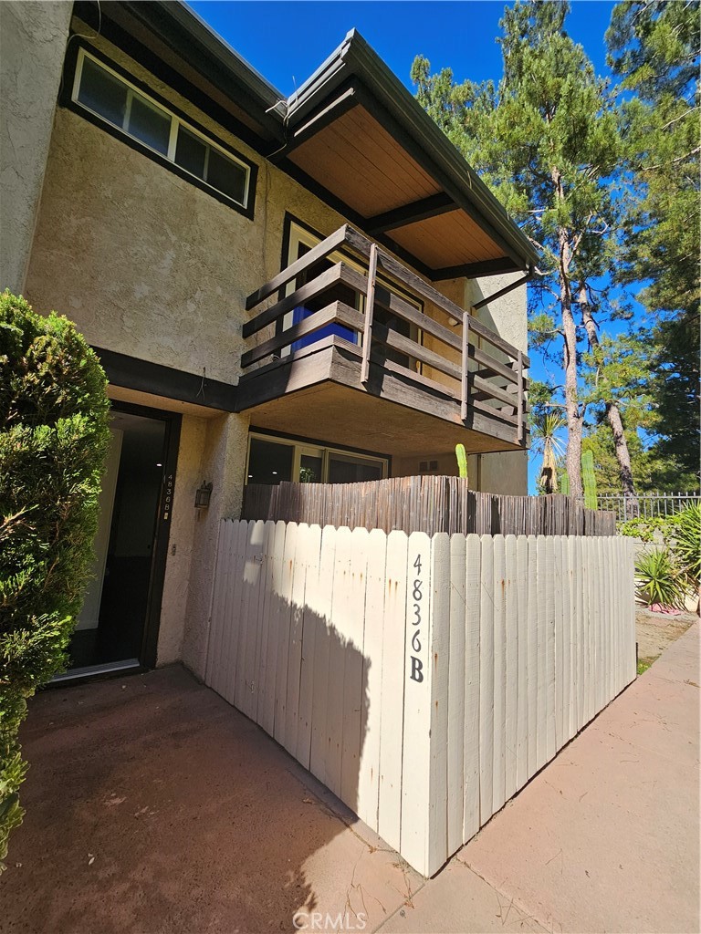 Welcome to 4836 Balboa Avenue #B a beautifully updated 3-bedroom, 3-bathroom townhouse with a bonus room, perfectly situated south of Ventura Blvd in the heart of Encino. Step inside to a bright, open-concept living and dining area featuring a cozy stone fireplace and direct access to a covered patio. The recently remodeled kitchen offers abundant cabinetry, a cheerful breakfast nook, and plenty of natural light.
Upstairs, you'll find three spacious bedrooms, including a luxurious primary suite with vaulted ceilings, dual walk-in closets, and a private balcony. Additional highlights include hardwood floors, recessed lighting, central AC and heat, and a versatile laundry/bonus room with direct entry from the private two-car garage. An extra guest parking space is conveniently located right in front of the unit.
This prime location offers unbeatable walkability to the Equinox gym, popular shops, and acclaimed restaurants along Ventura Blvd, with easy access to the 101 Freeway and Mulholland Drive. Nestled within the highly sought-after Encino Charter School District, this home truly has it all.