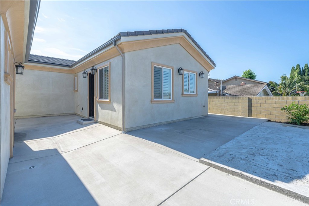 No detail was missed with this newly constructed 3BD, 2.5BA ADU! Upon entry you will be greeted with extra-high ceilings, modern gray flooring, and an open kitchen featuring white cabinetry and marble-style countertops. Down the hallway you will find the 3 bedrooms and a convenient guest bath. The spacious primary suite has recessed lighting and both full bathrooms have oversized step-in showers. With all stainless steel kitchen appliances and washer/dryer included, all that's missing is you!
Nestled in the desirable Fountain Valley neighborhood, this home offers close proximity to Mile Square Park, neighborhood pools, a golf course, Sam's Club, Costco and more.