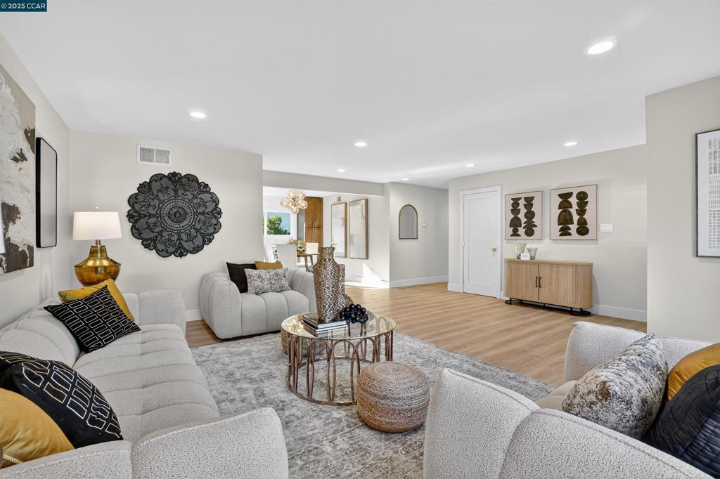 CARRIAGE SQUARE - Residential