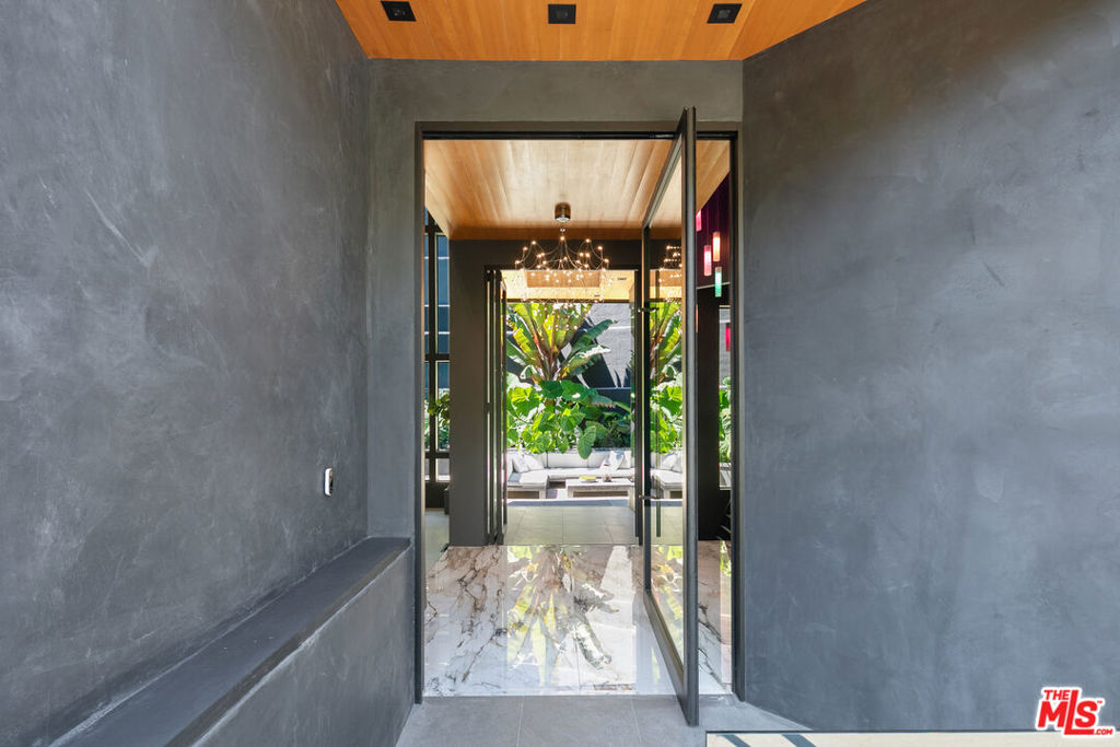 2001 Roscomare Road