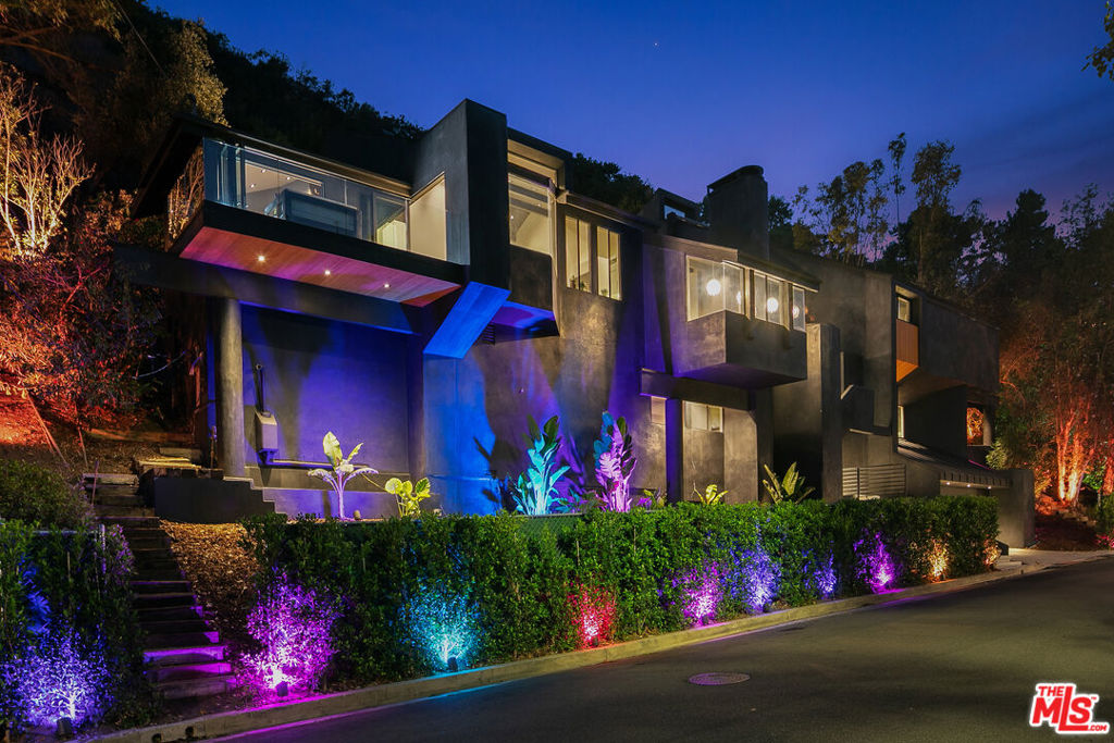 2001 Roscomare Road