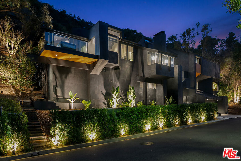 2001 Roscomare Road