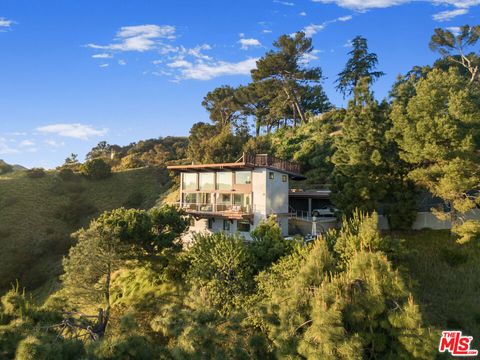 Photo of 1735 Summitridge Drive, Beverly Hills, CA 90210 (MLS # 26685557)