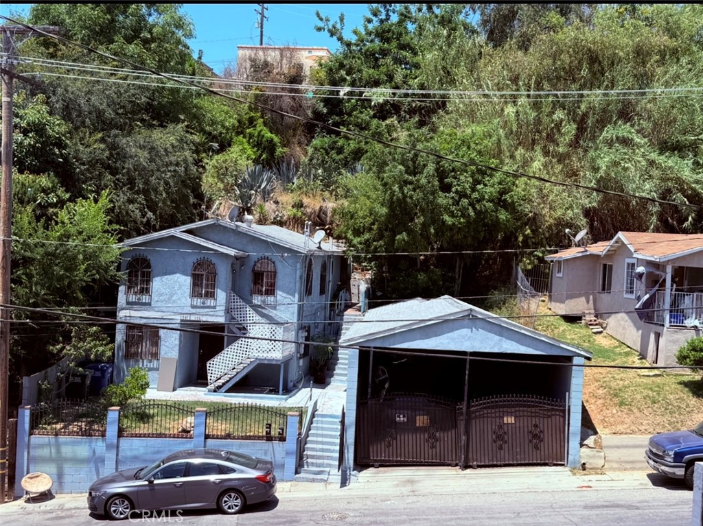 CALLING ALL BUYERS! This property is a GREAT Investment Opportunity in CITY TERRANCE. This duplex is ready for its next owner. TONS of potential and upside!
Two units 1 - 2bd/1bth needs some TLC and 1bd/1bth Newly Remodeled, Plus, a 3-car detached garage. This is a great investment for those that are tired of paying rent. Don't miss this opportunity to own a home with great potential. Property is being sold AS-IS. Located just minutes from DTLA, Keck Medicine of USC, USC Hospital, and major freeways (10, 5, and 101).