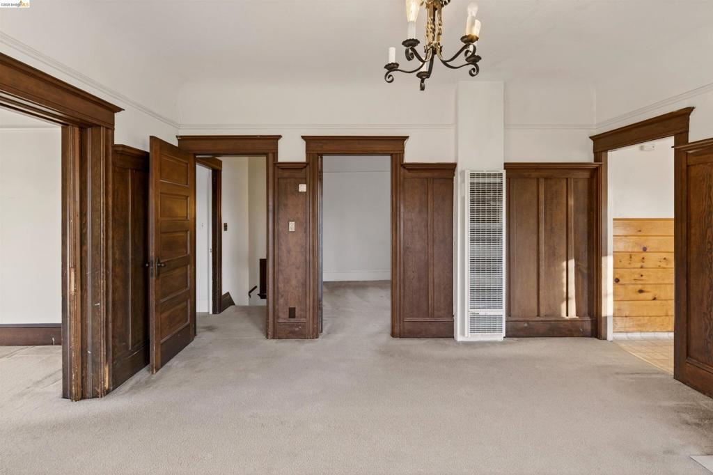 2338 Roosevelt Ave