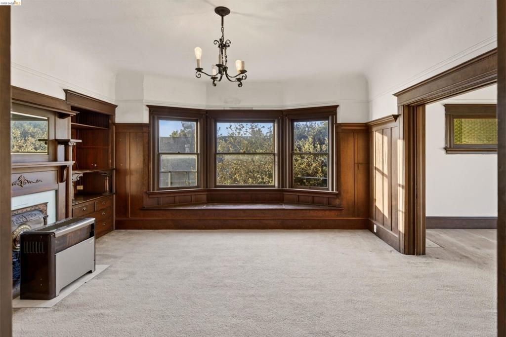 2338 Roosevelt Ave