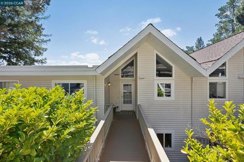 Photo of 124 Ascot Ct #B, Moraga, CA 94556 (MLS # 41131215)