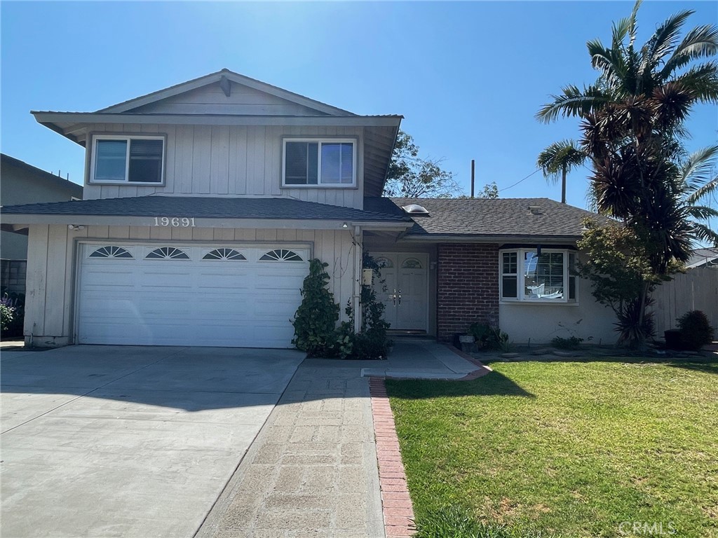 Perfect opportunity to make this your dream home with some TLC and ambition this property is waiting for you!
Handyman special ,fix & flip, or a do it by owner and reap the rewards whether it is your own new home or resell at a profit, make this your next investment