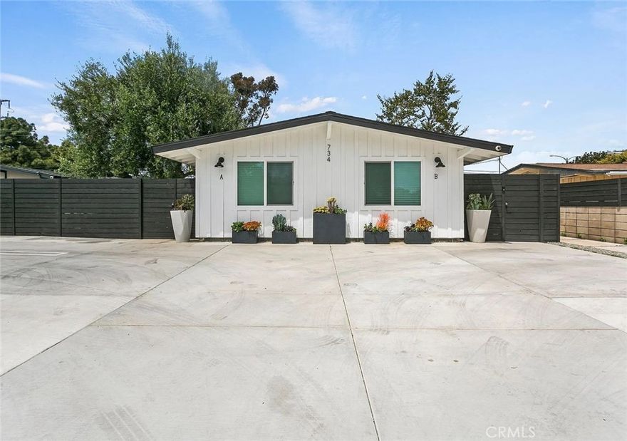 Welcome to your new home in one of Westside Costa Mesa’s most desirable neighborhoods. This beautifully remodeled designer apartment offers a perfect balance of modern sophistication and everyday comfort.
Inside, you’ll find a bright and inviting 1-bedroom, 1-bath layout featuring stylish finishes, brand-new air conditioning, and a contemporary kitchen with sleek stainless steel appliances. Every detail has been thoughtfully updated to create a space that feels fresh, functional, and effortlessly elegant.
Enjoy peace of mind with gated entry and a serene residential setting, all while being just minutes from the beach, Triangle Square, and the best dining and shopping that Costa Mesa has to offer.
Experience the best of modern coastal living in this Westside gem!
Schedule your showing today and make this exceptional apartment your new home.