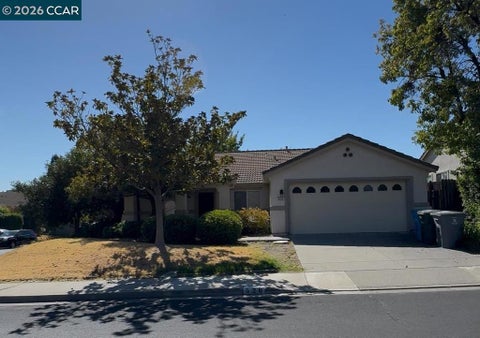 Photo of 526 Woodcrest Dr DR, Vacaville, CA 95688 (MLS # 41149592)